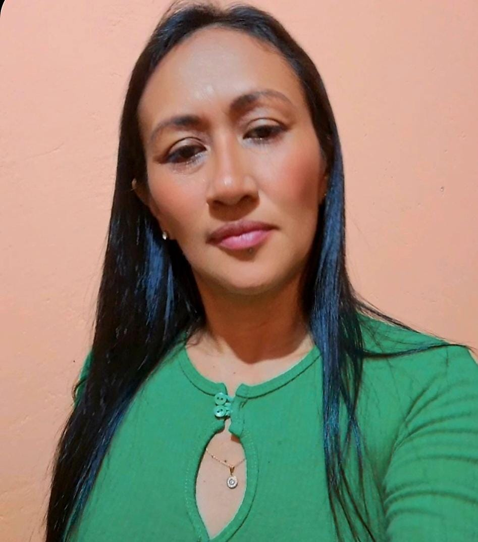 Foto da Diretora Fincanceira Luciane Dantas Magalhães, Mulher de cabelos pretos e blusa verde olhando para a câmera.